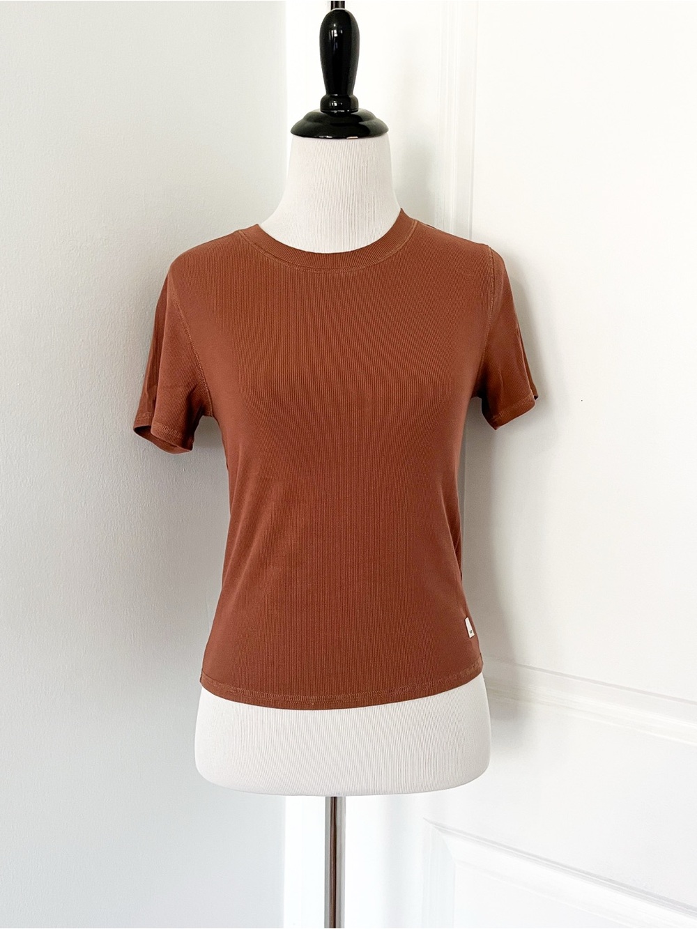 Vuori Short-Sleeve Crewneck Tee in Rust Brown - Small